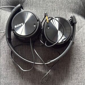 NWOT Sony noise cancelling headphones